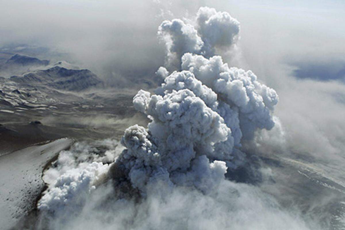 Vulkanexperten in Reykjavik verwiesen darauf, dass der letzte Ausbruch des Vulkans unter dem Eyjafjalla-Gletscher im Jahr 1821 erst nach zwei Jahren endete. Dabei hätten Phasen mit starker und schwacher oder gar keiner Aktivität einander abgelöst.