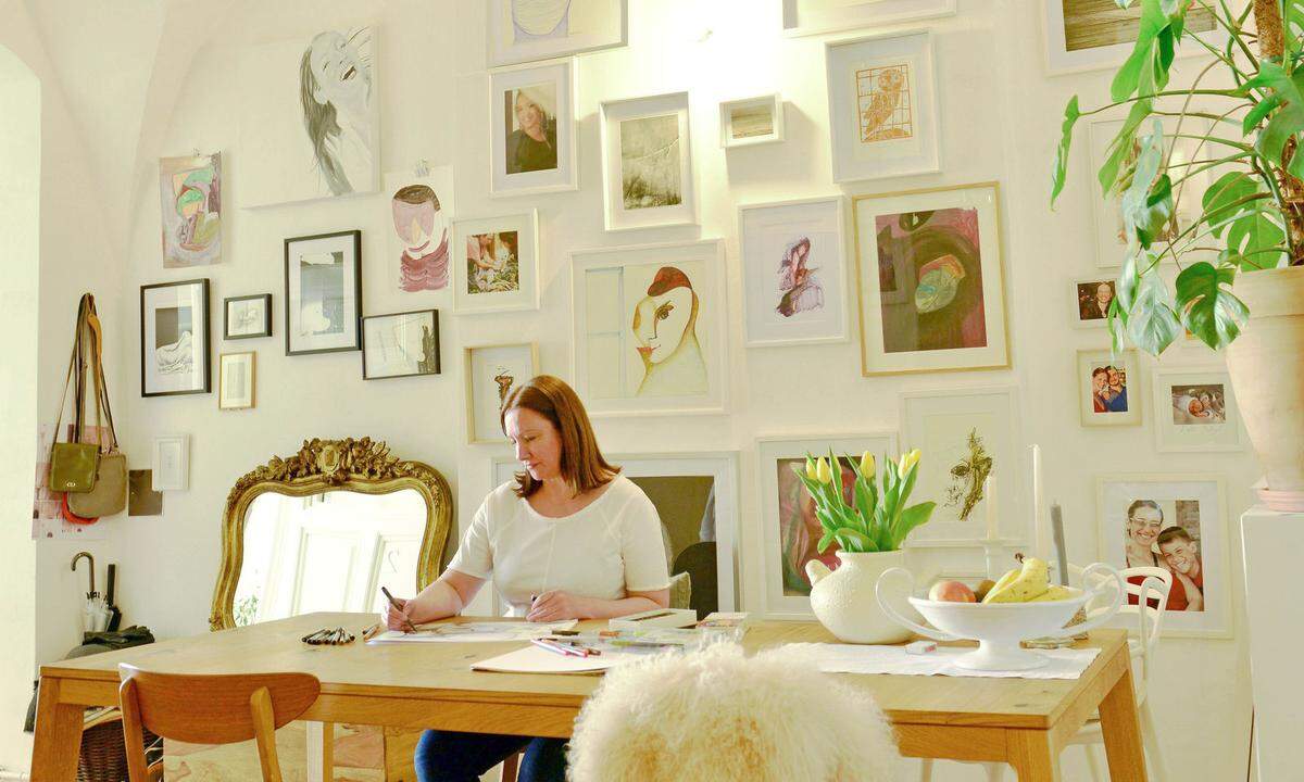 Künstlerin Crenguta Mitrofan am „besten Platz im Haus“ – dem Esstisch.