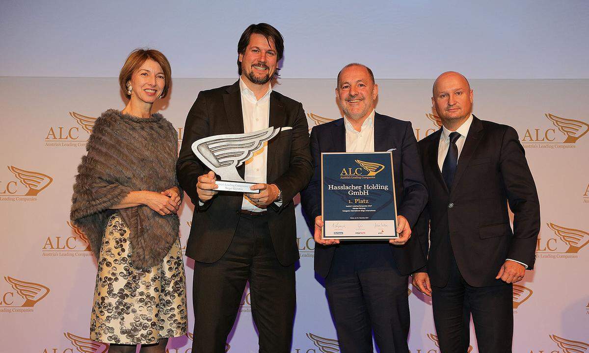 Auszeichnung Kategorie International 1. Platz: (v.l.) Landeshauptmann-Stv. Gaby Schaunig mit Sieger Christoph Kulterer, Eigentümer von Hasslacher Holding, Hasslacher-Geschäftsführer Franz Meließnig und PwC-Direktor Dietmar Stefan.