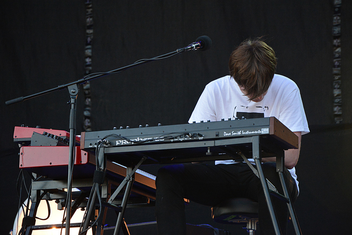 Nebenan auf der Green Stage wünschte man sich die Sonne bereits untergegangen. Der 24-jährige Brite James Blake webte Melodietexturen über bedrohliche Bässe.