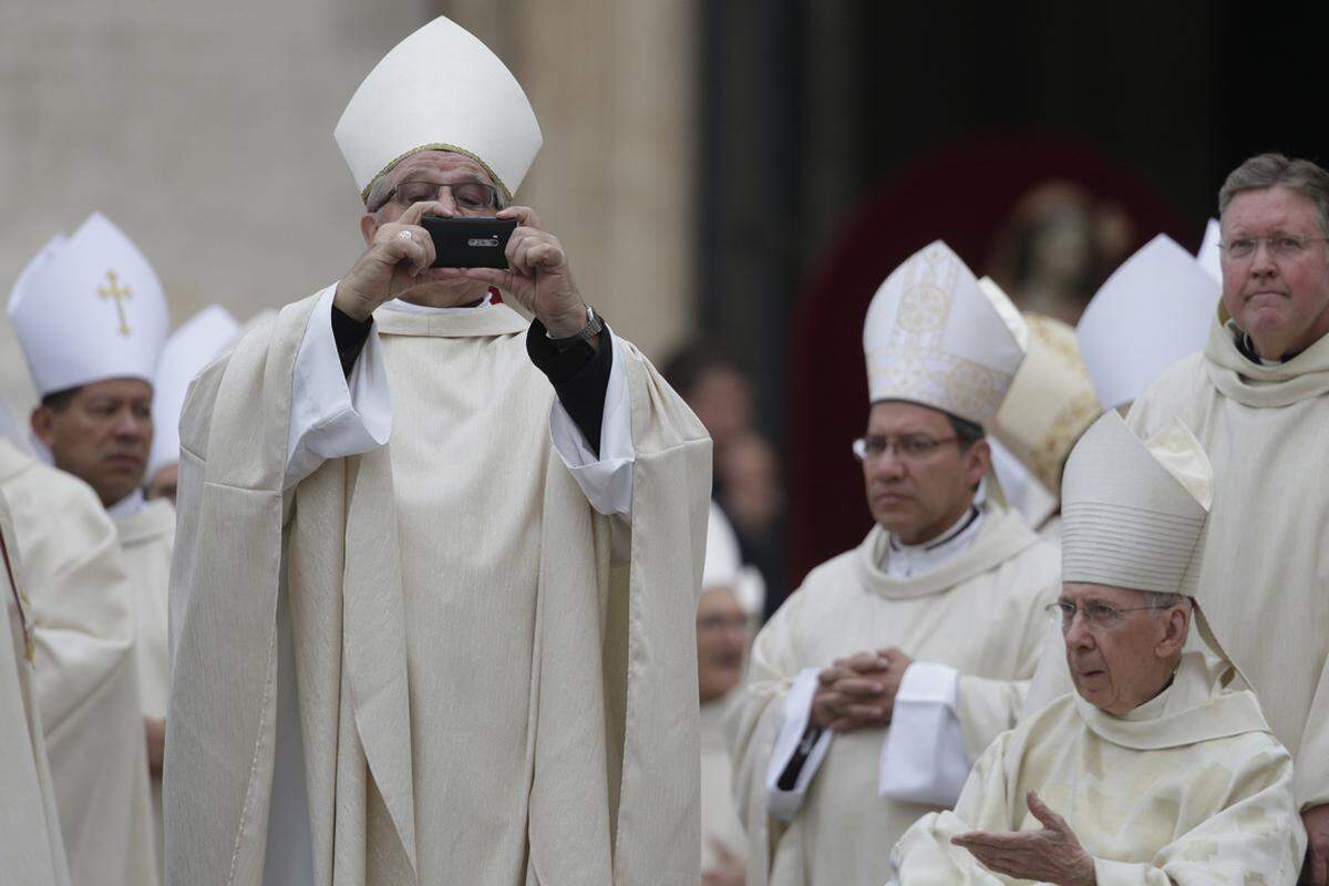 Der "Selfie"-Trend ist auch im Vatikan angekommen.