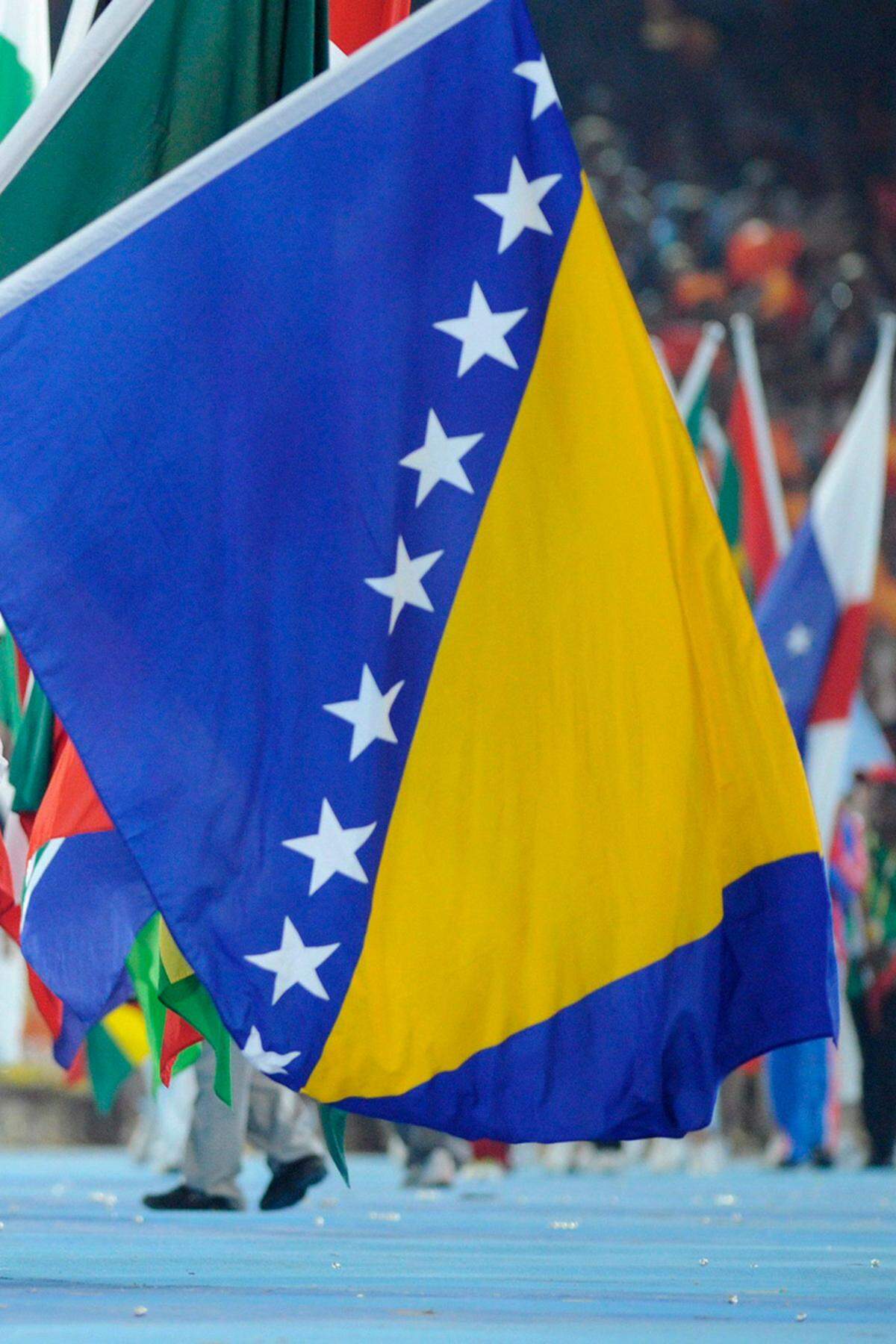 Bosnien-Herzegowina ist weiter "nur" ein potenzieller Anwärter. Im Land sind noch EU-Soldaten zur Verhinderung von Zusammenstößen der unterschiedlichen Volksgruppen sowie zur Ausbildung von Sicherheitskräften eingesetzt. Die Kommission sieht erhebliche Mängel, deshalb wird es keine raschen Verhandlungen über einen EU-Beitritt geben.