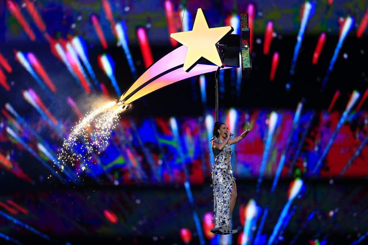Die knapp 13-minütige Halbzeitshow vor jubelnden Fans endete mit einem spektakulären Feuerwerk, passend zu Perrys Hitsong "Firework".