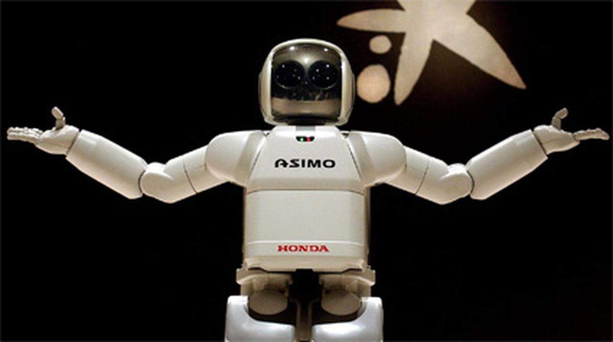 Honda bezeichnet seinen schon überall bekannten Asimo als den am weitesten entwickelten Roboter weltweit. Der kleine Mann kann Stiegen steigen und an der Hand geführt werden. Die aktuelle Version kann bis zu 6 Km/h schnell "rennen". Allerdings nur etwa eine Stunde lang, dann muss der Akku wieder aufgeladen werden.