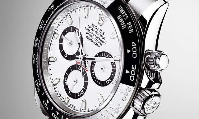 Die neue „Cosmograph Daytona“ von Rolex im 40-mm-Stahlgehäuse mit schwarzer Keramiklünette sieht bombig aus und schmiegt sich gut ans Handgelenk. Ein schneeweißes und ein tiefschwarzes Zifferblatt stehen zur Wahl. Motor ist das nochmals verbesserte Rolex-Kaliber „4130“.