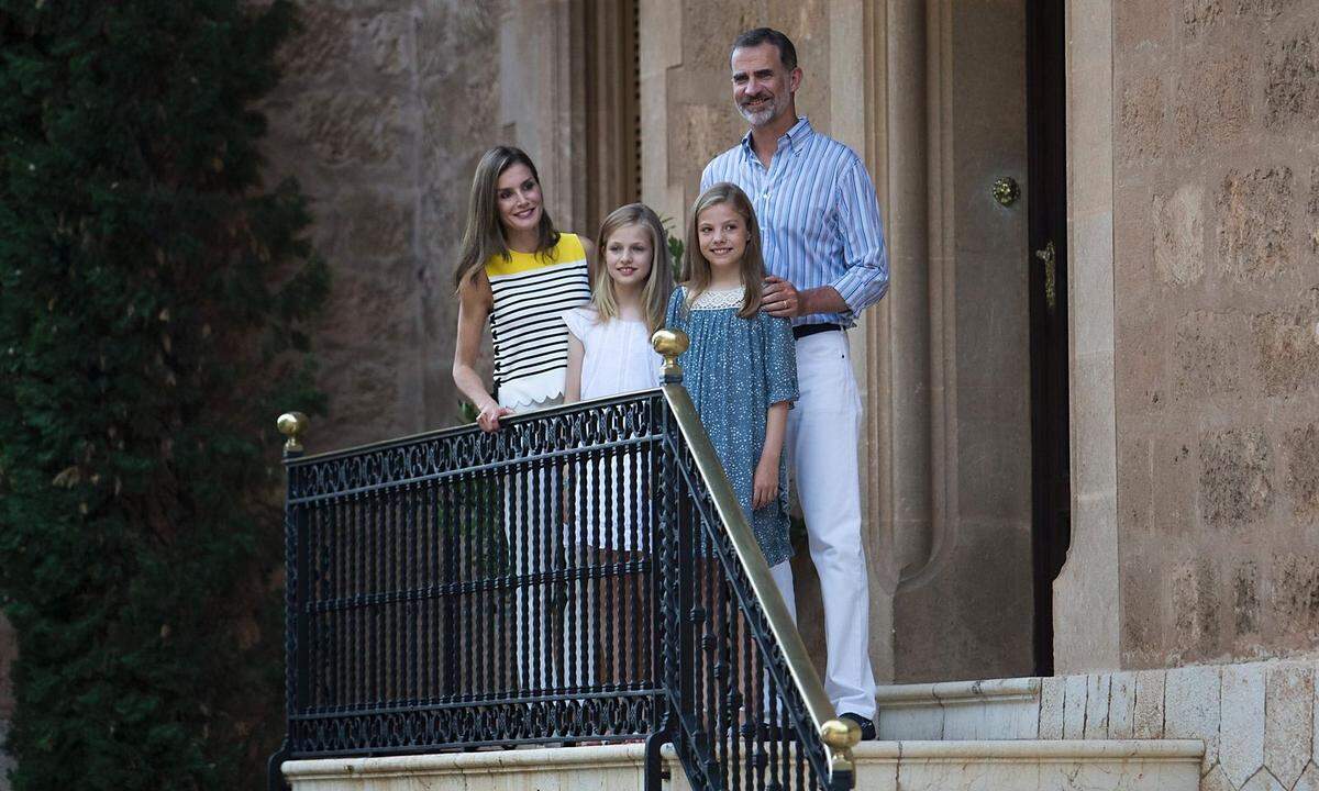 Spaniens König Felipe VI. kam auf Mallorca im Streifenhemd ins Schwitzen. "Was für ein heißer Tag!", rief der Monarch, als er im Marivent-Palast in Palma mit Frau Letizia und den Töchtern Leonor und Sofía für das traditionelle Familienfoto posierte.  