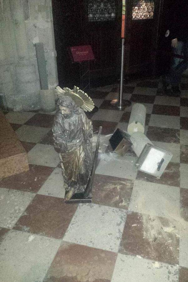 Ein Verdächtiger wurde am 29. März im Stephansdom ertappt, als er eine Statue von einem Marmorsockel gestoßen hatte (Bild). Wie sich später herausstellte, gab es auch in vier weiteren Wiener Kirchen Vandalismus.