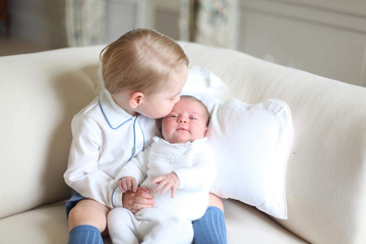 Das erste Porträtfoto der jungen Charlotte mit ihrem Bruder George. Die Fotos schoss Mutter Kate Mitte Mai 2015, als Charlotte zwei Wochen alt war, in Anmer Hall, einem Landhaus der Familie.