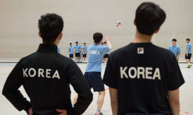 Betreuer der koreanischen Mannschaft beobachten das Training der Spieler Handball Oeffentliches Tra