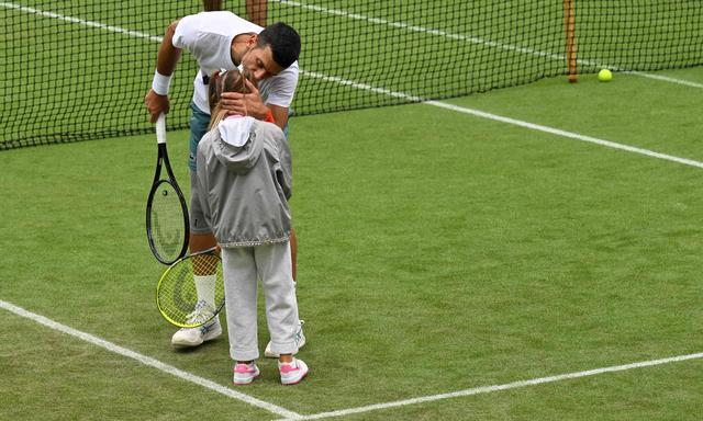 Novak Djokovic gibt sich in Wimbledon als entspannter Familienvater.