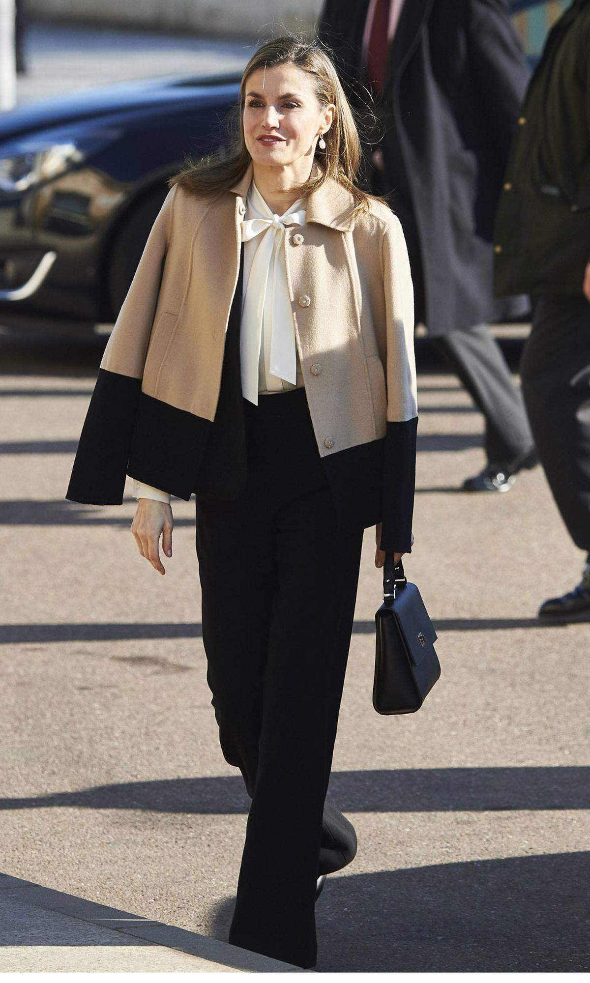 Absoluter Powerbusiness-Look bei der AGROEXPO in Badajoz. Die wichtigsten Ingredienzien sind der zweifärbige Mantel von Hugo Boss ("Jadabia"), darunter versteckt ein Cape von Zara und eine kleine Hugo Boss "Bespoke"-Tasche. 