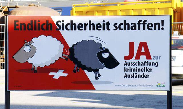 05 02 2016 Brugg Aargau Schweiz Bild zeigt Plakat der Schweizer Volkspartei SVP Ja zur Ausschaffun