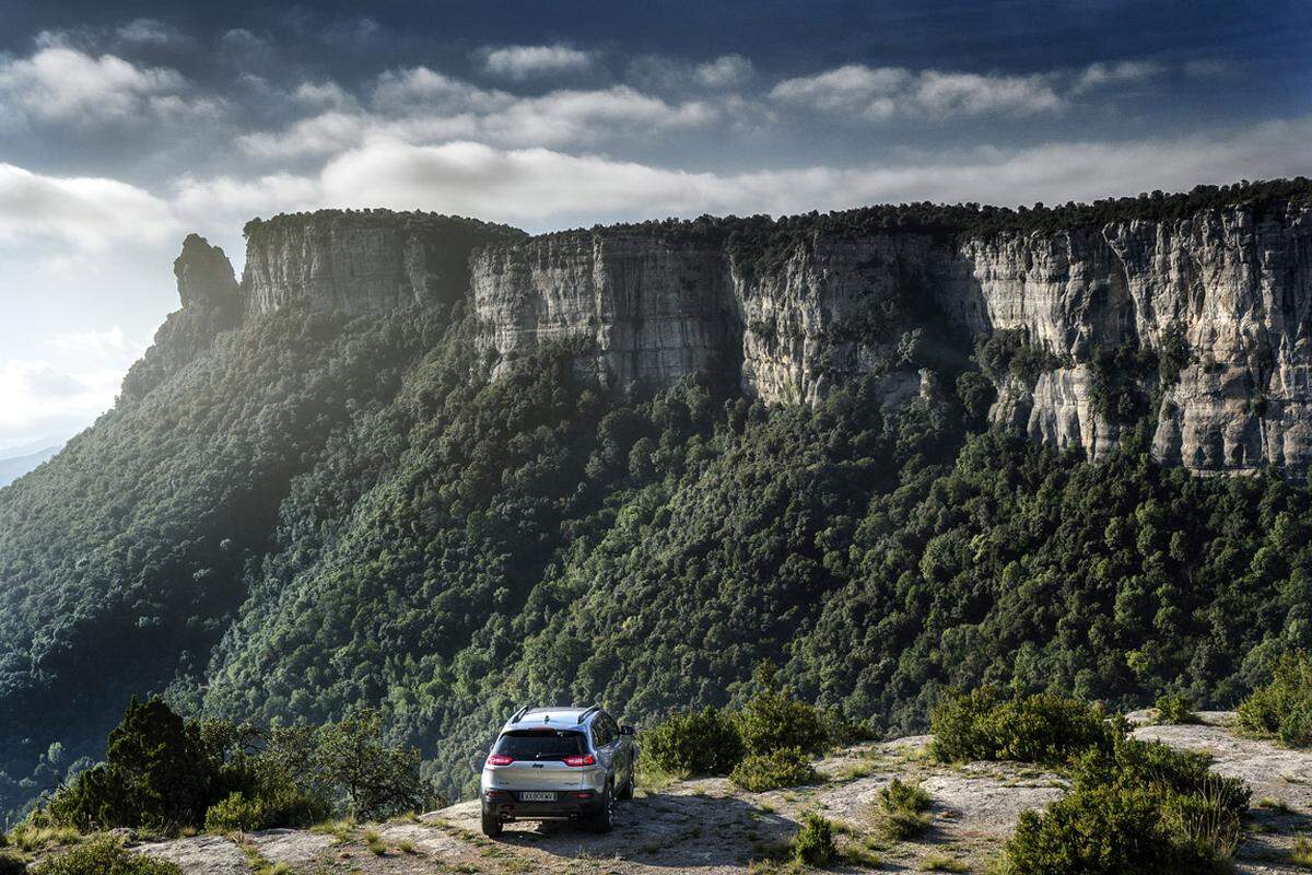 Oben endet es bei fast 60.000 Euro für einen Limited mit Benziner, der hemdsärmelige Trailhawk ist mit knapp 56.000 Euro etwas günstiger. Interessant ist die Tatsache, dass bereits ab Markteinführung am 9.Mai mehr als 100 Zubehörartikel für den Cherokee verfügbar sind, von der Hundehütte bis zum Anbauzelt.