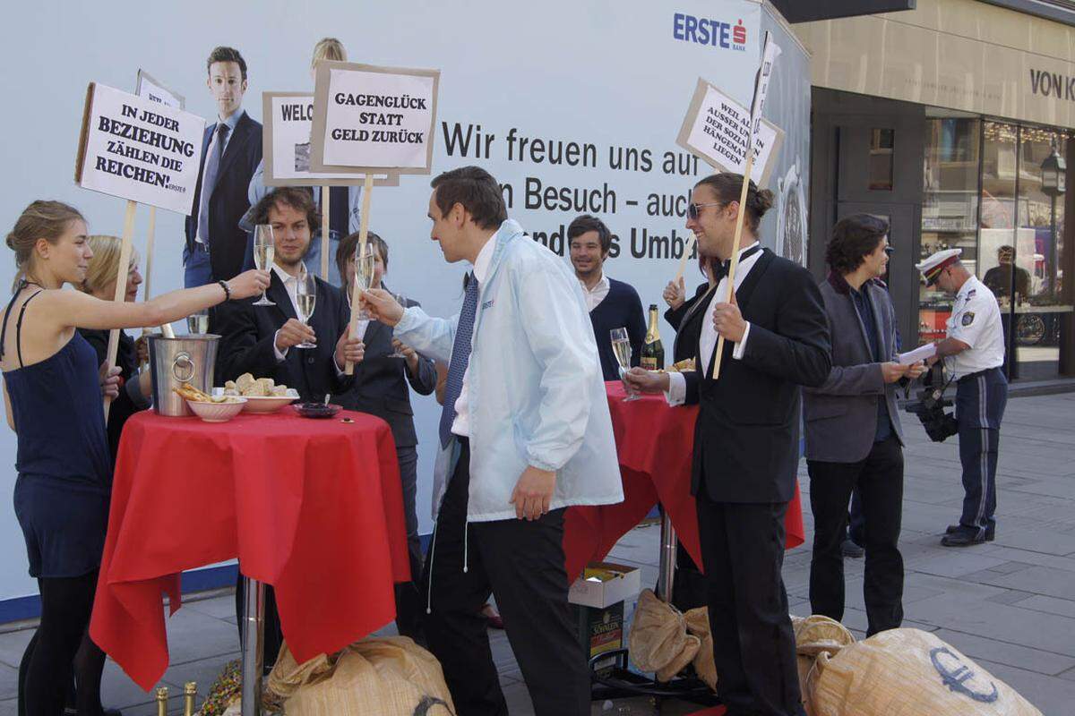 Aus einer geplanten ausgelassenen Sekt-Party wurde eine Mini-Demo. Zumindest gab es genug Zeit für den Austausch von Argumenten zwischen Demonstranten und Erste Bank.