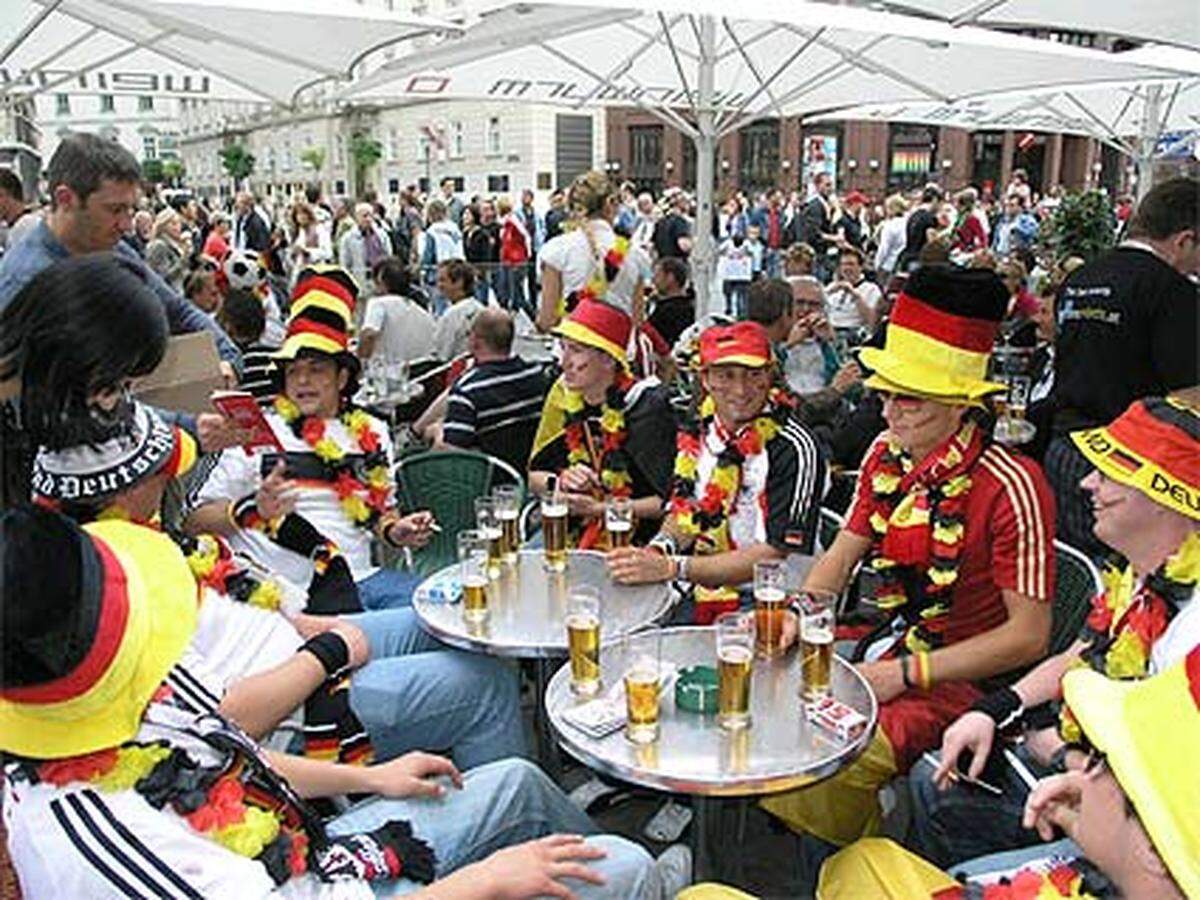 Vor dem Match Türkei gegen Tschechien am Sonntag Abend: Tausende Fans der deutschen Mannschaft haben den Stephansplatz in Besitz genommen und singen deutsche Schlachtgesänge. TEXT UND BILDER VON GÜNTER FELBERMAYER