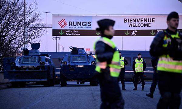 Französische Polizeibeamte am Eingang des Großhandelsmarktes Rungis im Süden von Paris. 