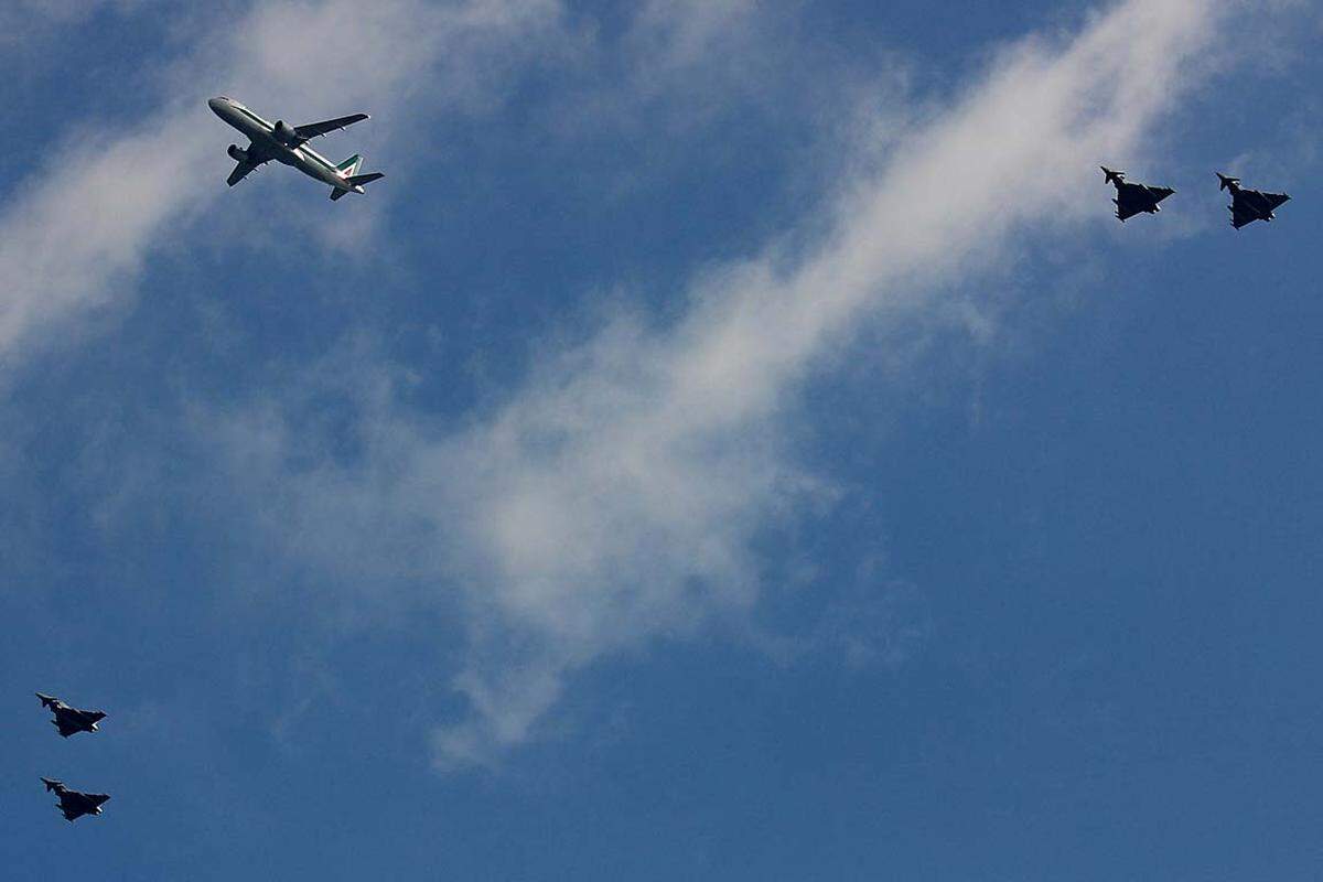 Begleitet von vier deutschen Kampfflugzeugen ist der Papst am Donnerstagvormittag in Berlin Tegel gelandet.