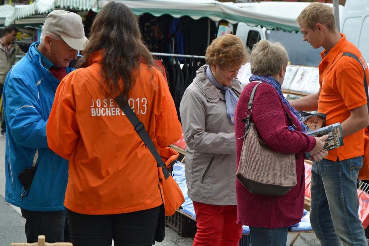 Dann teilt sich die Menge der beschenkten Passanten und zwei Personen mit grellen Jacken kommen zum Vorschein. "Wer sind denn die?", fragt eine der ÖVP-Austeilerinnen. "Sind die vom Frank?", fragt ein Mann. Nach Sekunden des Zweifelns werden die Unklarheiten beseitigt: "Wir sind vom BZÖ. Darf's ein Flyer sein?"