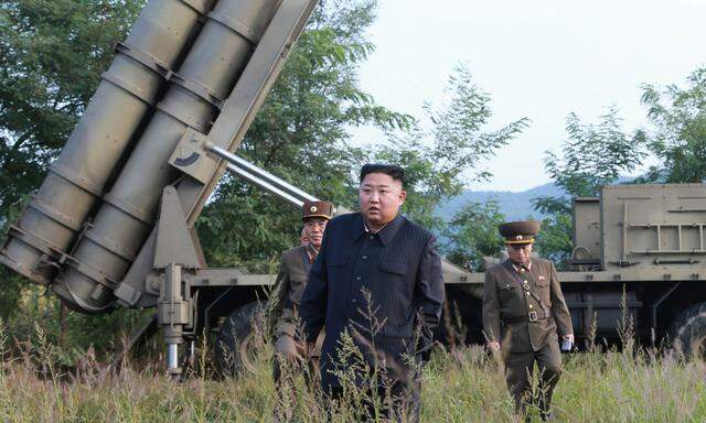 Machthaber Kim Jong-un beaufsichtigt den Waffentest