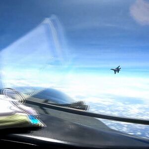 Aufnahme der U.S.Navy aus dem Cockpit des US-Flugzeugs.