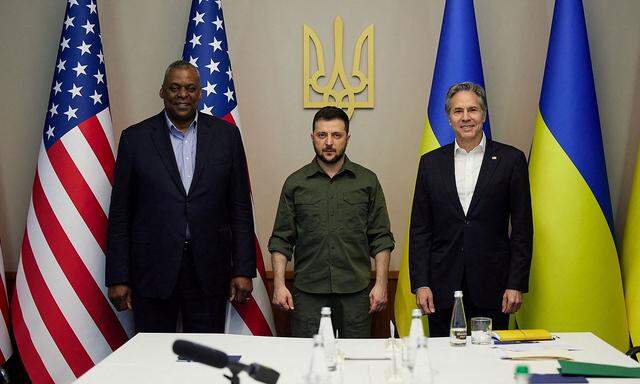 US-Verteidigungsminister Austin (li.) und US-Außenminister Blinken trafen Selenskij in Kiew.