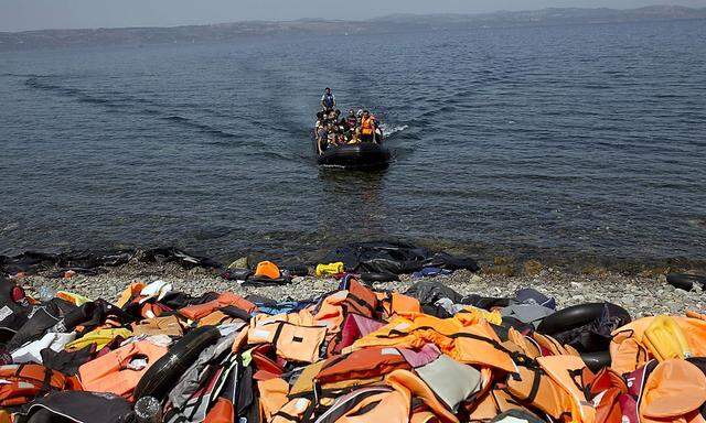 Eines der Bilder des Jahres 2015 (fotografiert im September). Die griechischen Inseln werden per Booten aus der Türkei von Flüchtlingen angesteuert.