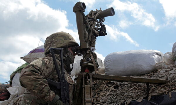 Ukrainischer Soldat beobachter den russischen Truppenaufmarsch an der Grenze 