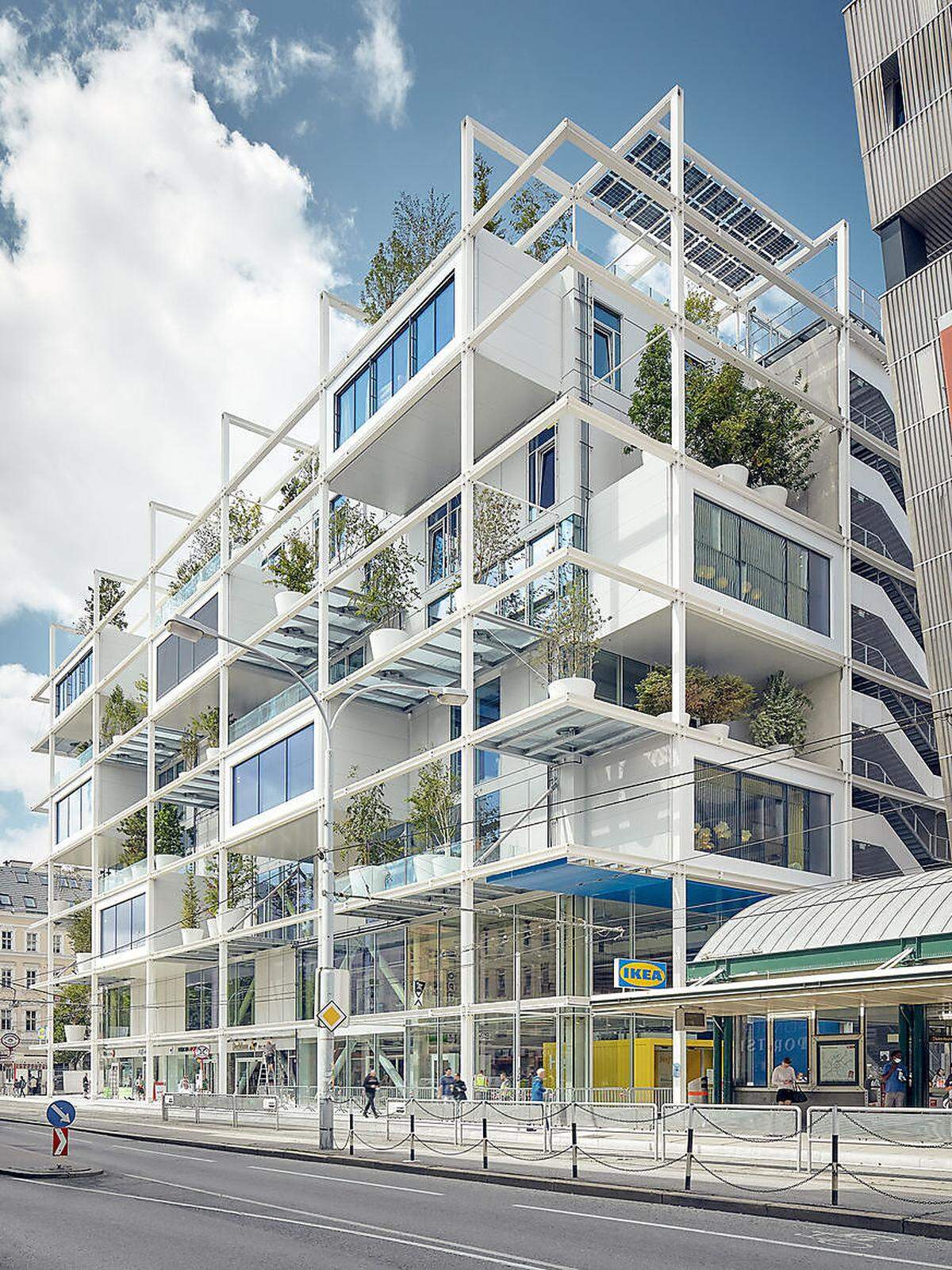 Als einziges Wiener Projekt findet sich das Einrichtungshaus von Ikea am Westbahnhof auf der Nominiertenliste. Geplant wurde das Gebäude von querkraft architekten.
