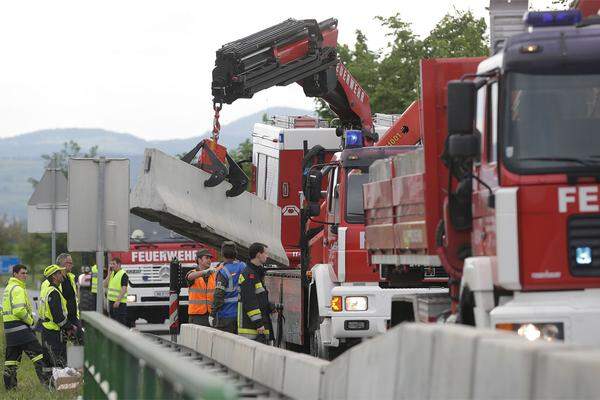 Als zweite Sicherung wurde mit Betonleitwänden ein Schutzwall neben dem Damm errichtet.