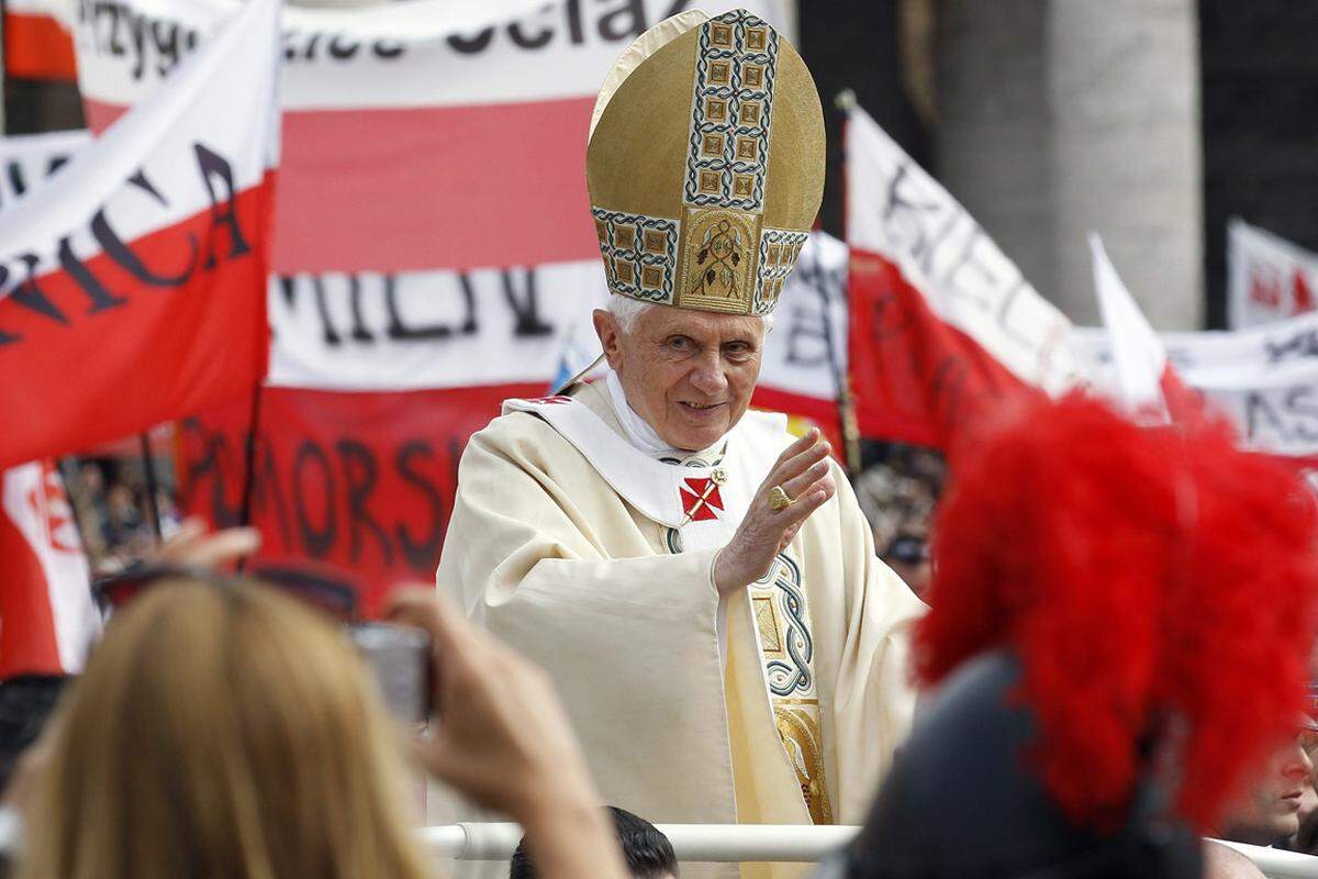 Danach sprach Papst Benedikt XVI. seinen Vorgänger selig: "Der Diener Gottes Johannes Paul II., Papst, darf ab sofort Seliger genannt werden".