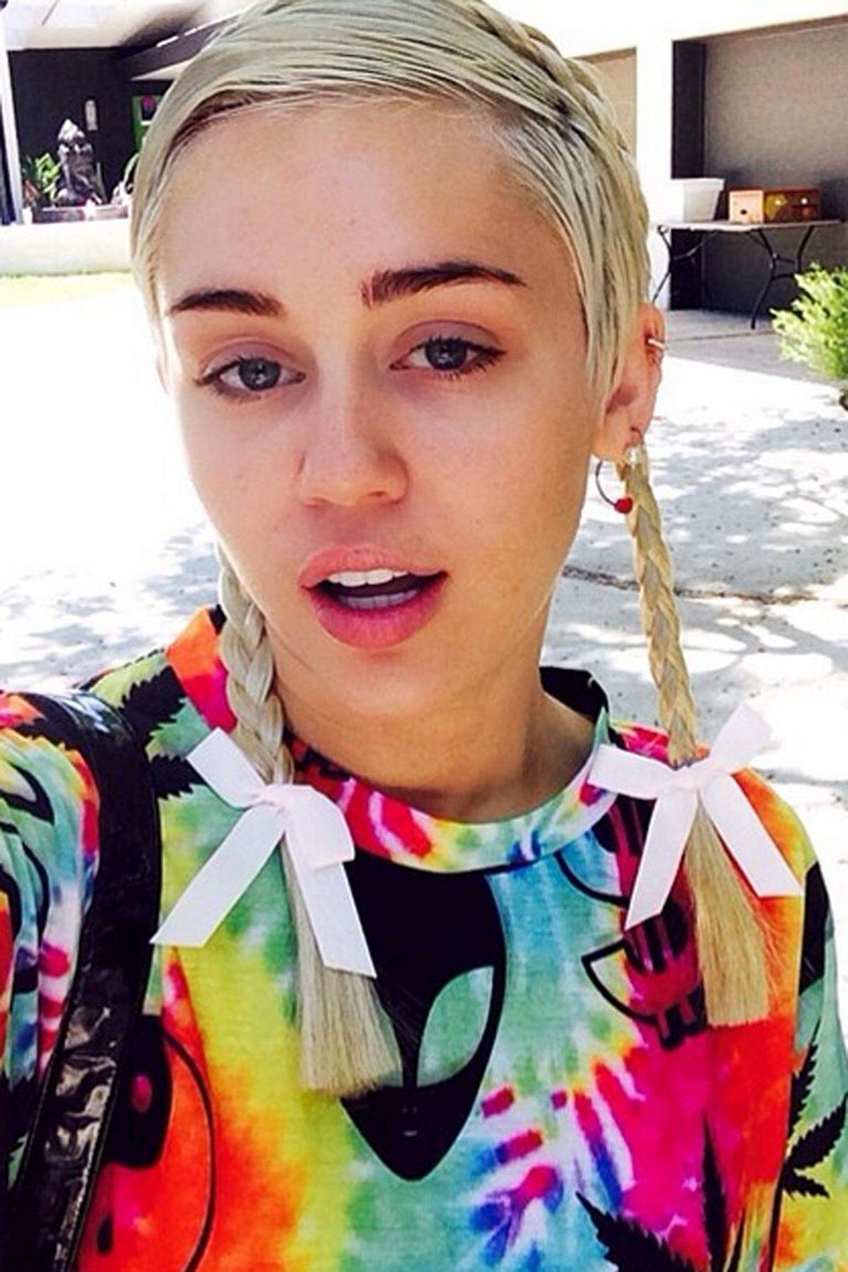 Miley Cyrus bricht den braven Look mit ihrem wilden Verhalten.