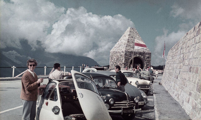 Der Großglockner war Pflicht. Viele Urlauber fuhren Umwege, um diese Straße zu befahren. Hier 1961, am Fuschertörl.