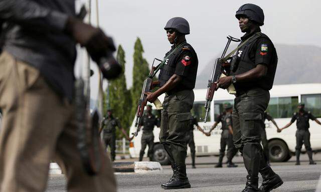Polizisten bei einem Protest in Abuja