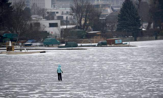 Eislaufen auf der Alten Donau wird von der Stadt nicht empfohlen, am Rathausplatz hingegen schon.