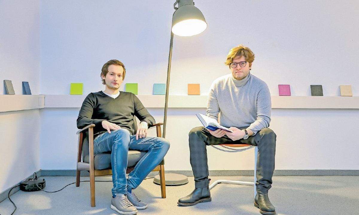Dima Rubanov (links) und Matthias Neumayer haben nichts gegen Bücher. Mit ihrer neuen App wollen sie Eltern beim Geschichtenerfinden unterstützen.  