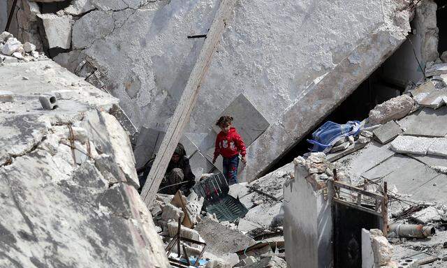 Ein Mädchen steht in den Trümmern eines Hauses im nordsyrischen Nairab.