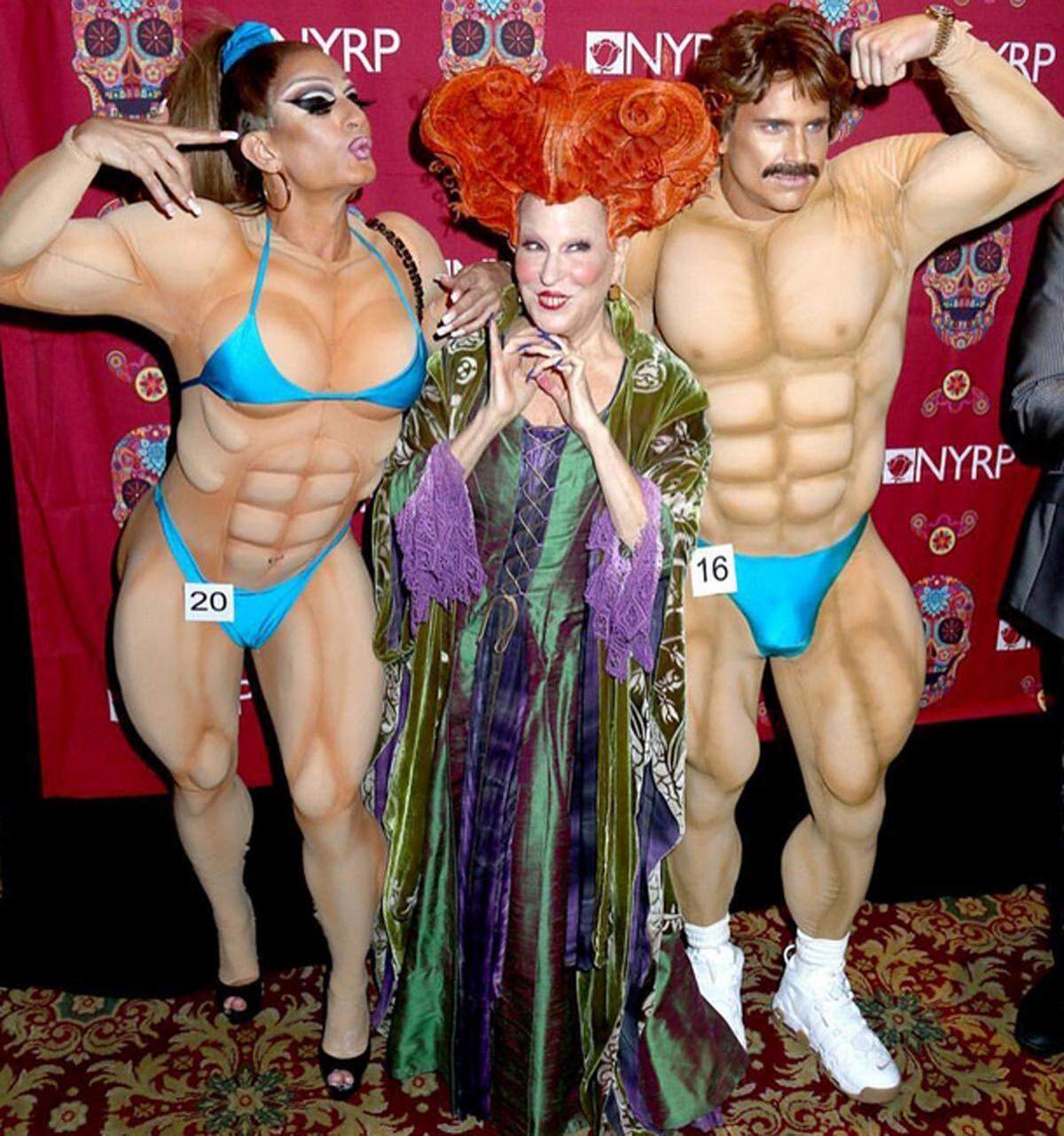 Marc Jacobs gefiel sich als Bodybuilderin, Bette Midler schlüpfte nochmals in ihr Filmkostüm aus "Hocus Pocus". Fazit: Bette Midler war naturgemäß sehr überzeugend, schließlich spielte sie die Rolle der Hexe bereits 1993. Auch Marc Jacobs machte eine gute Figur.
