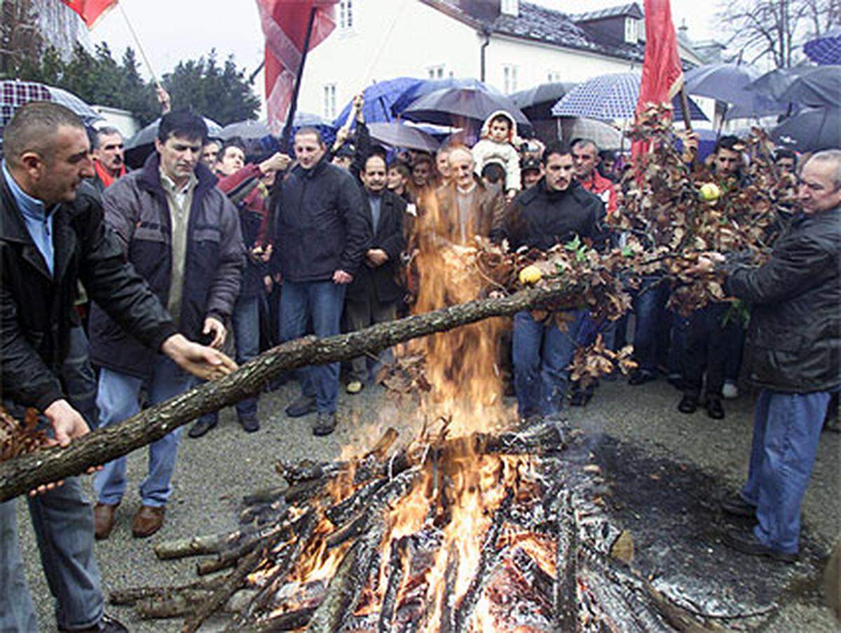 ist ein ursprünglich heidnisches Fest zu Wintersonnenwende, das ins Brauchtum des Christentums integriert wurde. Am Balkan werden der Tradition folgend Lagerfeuer aus Eichenholz entzündet.