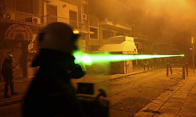Randalierer greifen in Athen die Polizei mit Laserpointern an.
