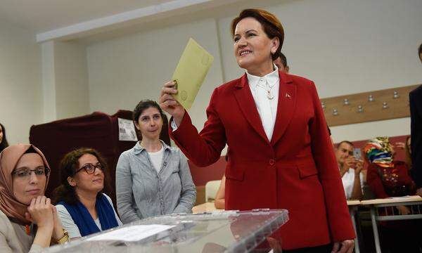 Sie landete dann doch nur auf dem vierten Platz: Meral Aksener, die erst im Oktober 2017 die Iyi-Partei als Abspaltung der Nationalisten der MHP gegründet hatte, musste den "Stockerlplatz" an den inhaftierten kurdischen HDP-Chef Selahattin Demirtas abtreten. Die größte Oppositionspartei CHP ist ein Bündnis mit der nationalkonservativen Iyi-Partei, der islamistischen Saadet-Partei und der konservativ-liberalen DP eingegangen. Die pro-kurdische HDP trat als einzelne Partei an.