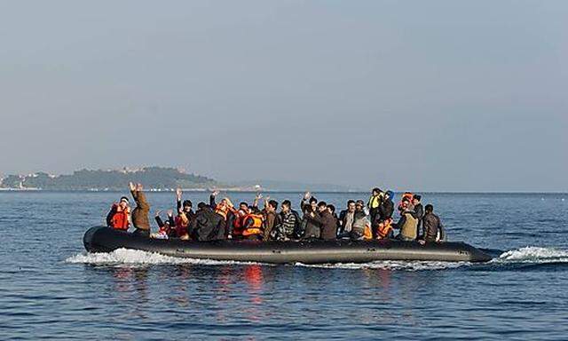Ein Schlauchboot mit Flüchtlingen mit Kurs aufs griechische Lesbos