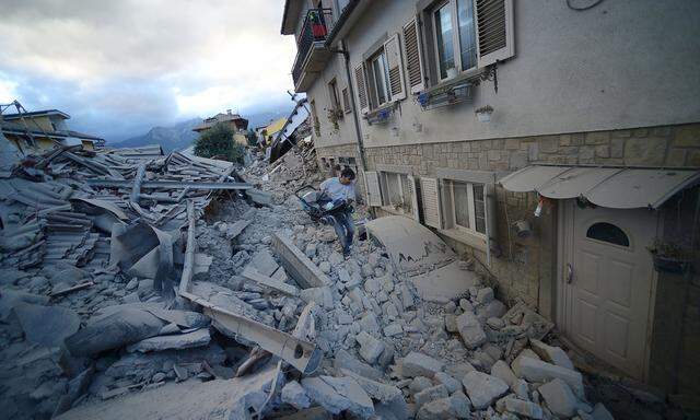 Von den meisten Häusern in Amatrice sind nur Trümmer geblieben. Dutzende Menschen könnten noch unter dem Schutt begraben sein.