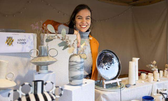 Keramikerin Yvonne Rausch steht mit ihrer Ware am Adventmarkt am Karlsplatz.