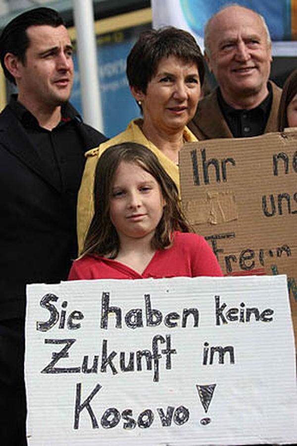 Die Sicherheitsdirektion Oberösterreich bestätigt die Ausweisung. Familie Zogaj legt beim Verwaltungsgerichtshof Beschwerde gegen die Entscheidung ein. Im März 2005 wird die Beschwerde abgelehnt, die Bezirkshauptmannschaft (BH) Vöcklabruck fordert die Familie ultimativ zur Ausreise bis zum 10. Mai 2005 auf.