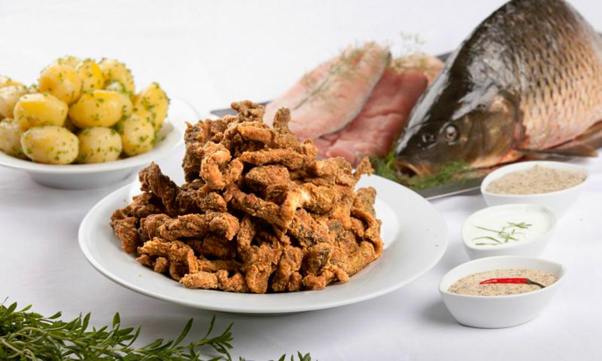 Deftig. Spezialität im Lokal Šupina a Šupinka in Trebon: Karpfenfritter.