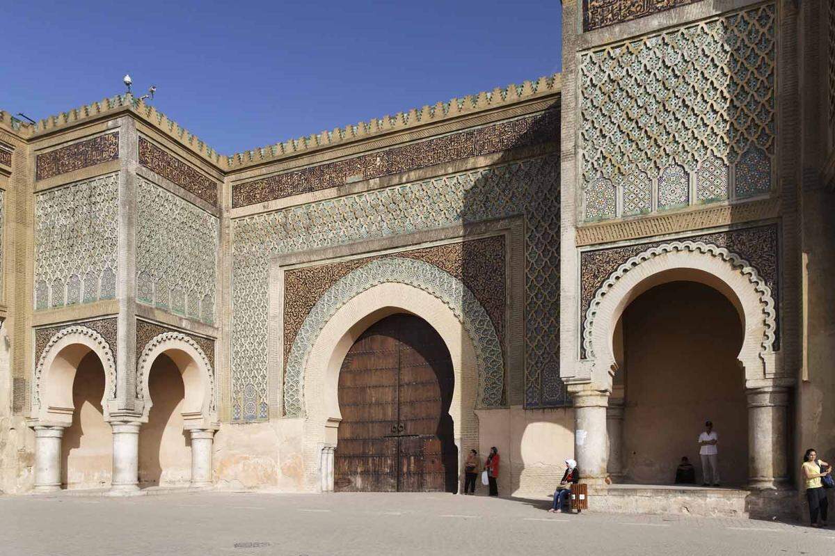 Im Vergleich zu Marrakesch oder Fes hat die Stadt wenig Besucher. Doch ein Besuch lohnt sich nicht nur aufgrund der Festungsmauern, sondern auch aufgrund des Grabmals von Sultan Moulay Ismail im Herzen der Stadt, das neu restauriert wurde. 