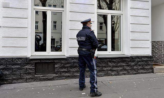 Polizist beim Tatort