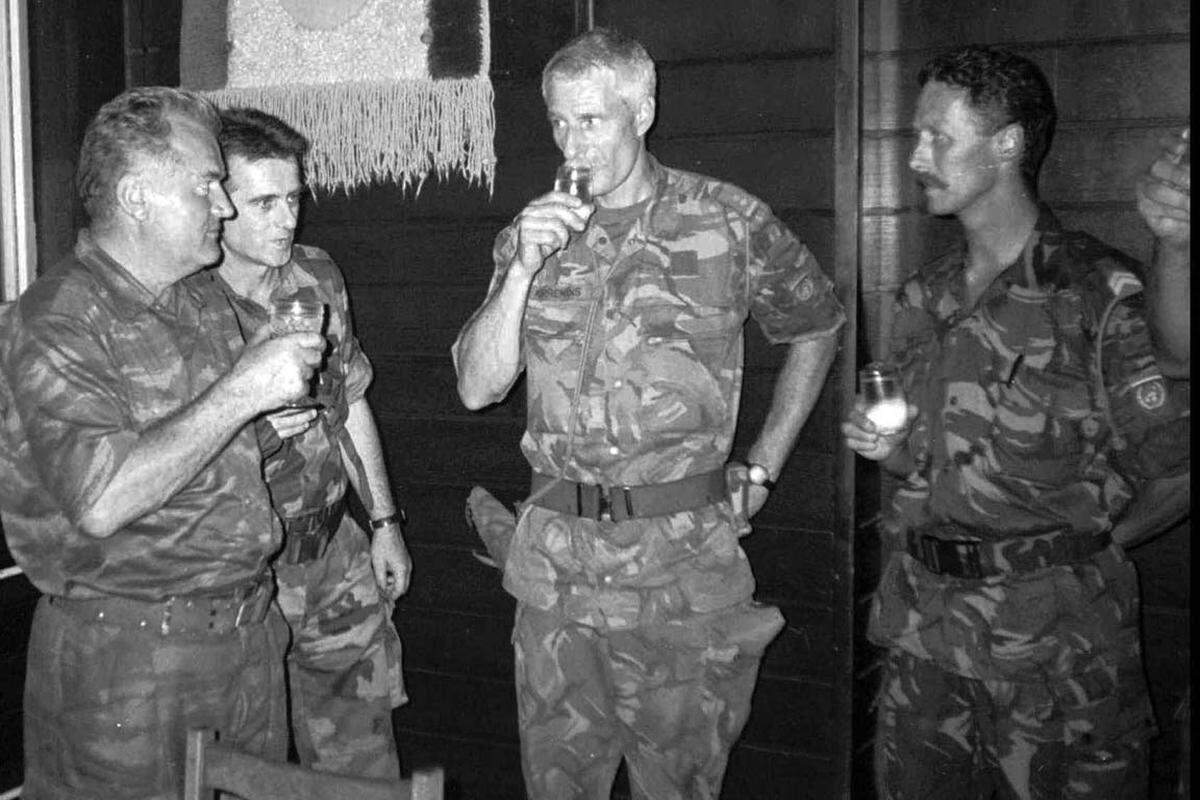 Ein Bild das um die Welt ging und Geschichte machte: Blauhelmsoldat Ton Karremans hob mit dem General Ratko Mladić nach den Massenmorden in Srebrenica ein Gläschen.