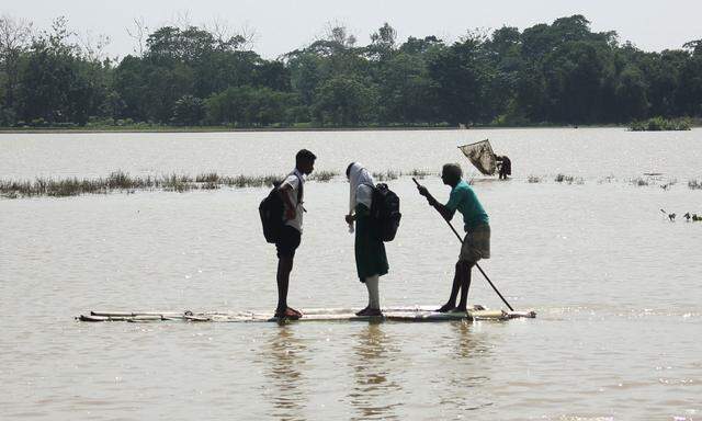 TOPSHOT-BANGLADESH-WEATHER-FLOODS