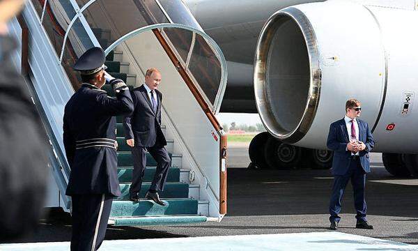 Wladimir Putin trifft in Samarkand ein.